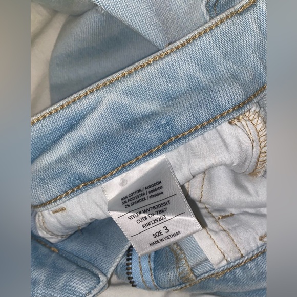 NWT Light Wash Jeans - Picture 6 of 7